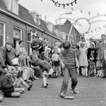 126175 Afbeelding van de kinderspelen tijdens een straatfeest in de Kovelaarstraat te Utrecht.